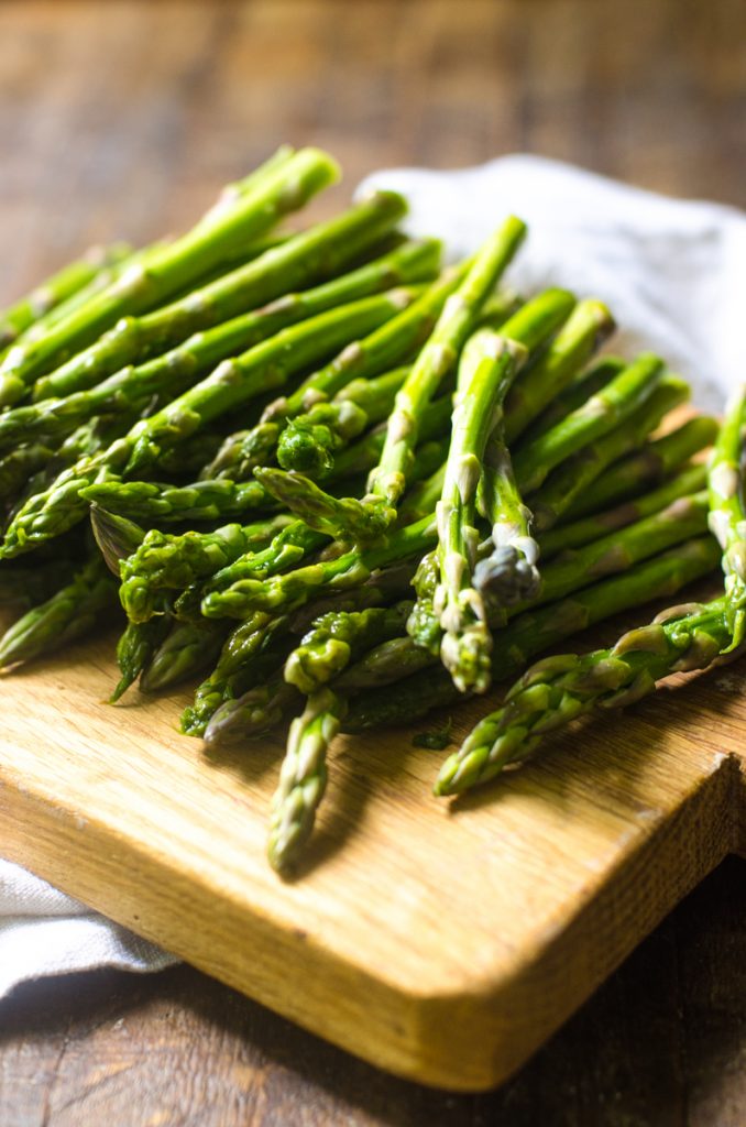 A cutting board of asparagus.