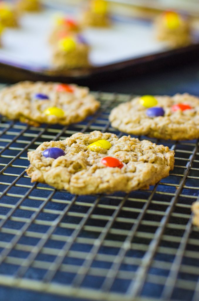 Cooled cookies on a cooling rack.